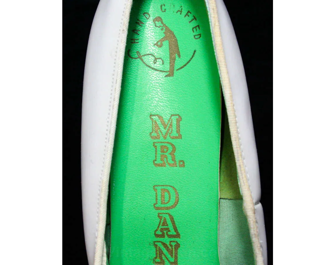 Never Worn 1960s Size 8 1/2 Neutral Shoes - Slick Bone Beige Vinyl Pumps - Ribbon Rosettes - Ecru Cream 2 Inch Heels - 8.5 - NOS Deadstock