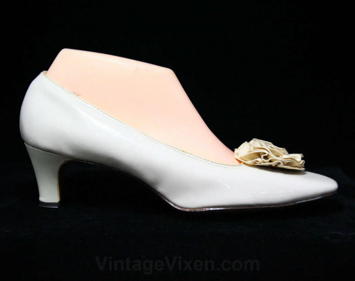 Never Worn 1960s Size 8 1/2 Neutral Shoes - Slick Bone Beige Vinyl Pumps - Ribbon Rosettes - Ecru Cream 2 Inch Heels - 8.5 - NOS Deadstock