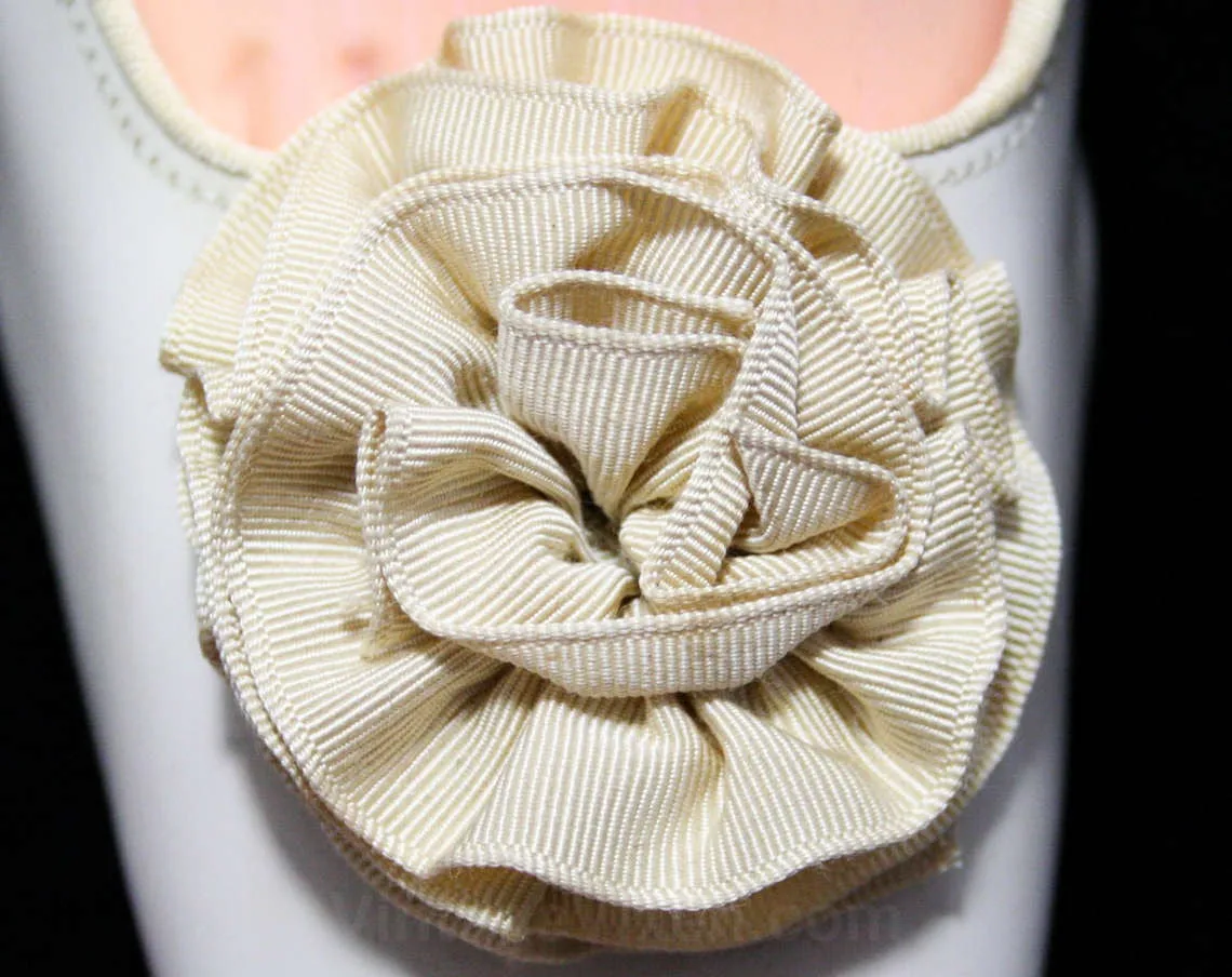 Never Worn 1960s Size 8 1/2 Neutral Shoes - Slick Bone Beige Vinyl Pumps - Ribbon Rosettes - Ecru Cream 2 Inch Heels - 8.5 - NOS Deadstock