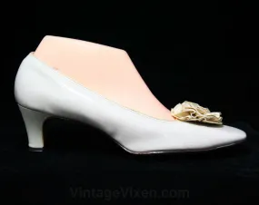 Never Worn 1960s Size 8 1/2 Neutral Shoes - Slick Bone Beige Vinyl Pumps - Ribbon Rosettes - Ecru Cream 2 Inch Heels - 8.5 - NOS Deadstock