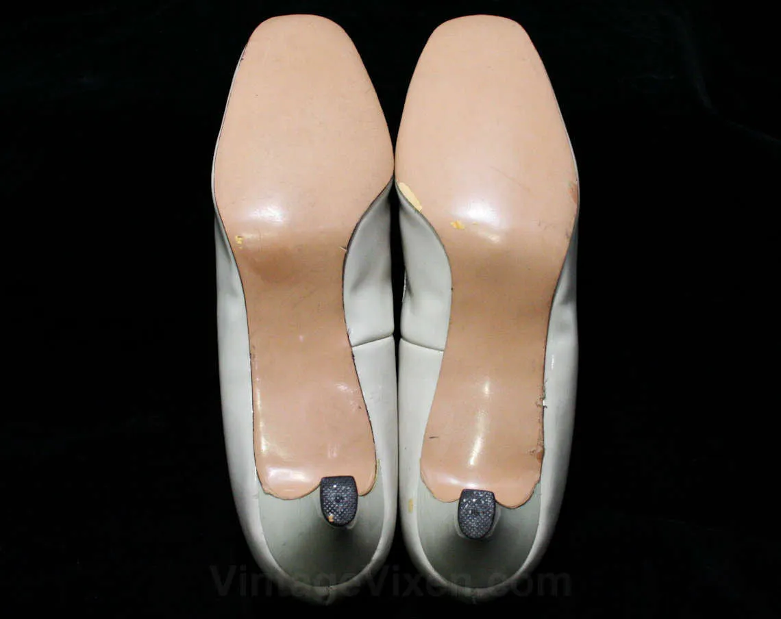 Never Worn 1960s Size 8 1/2 Neutral Shoes - Slick Bone Beige Vinyl Pumps - Ribbon Rosettes - Ecru Cream 2 Inch Heels - 8.5 - NOS Deadstock